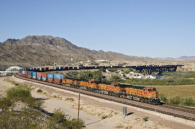 BNSF 4987 at Topock, AZ with S-LBPCHI1-16 on 17 April 2007.jpg